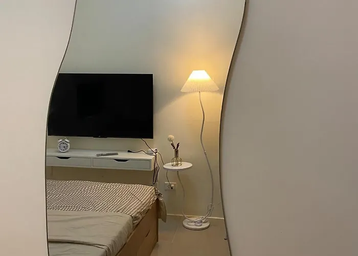 Walk To Araneta, Mrt And Malls, Cubao, Netflix Manila
