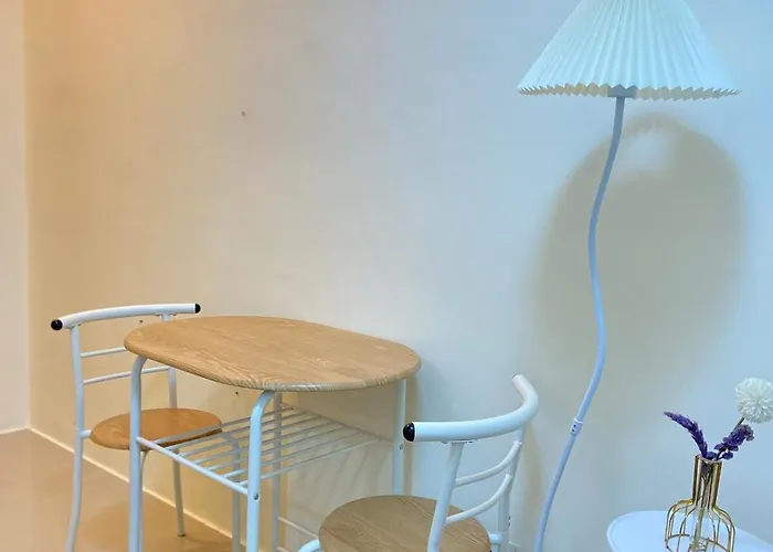 Walk To Araneta, Mrt And Malls, Cubao, Netflix