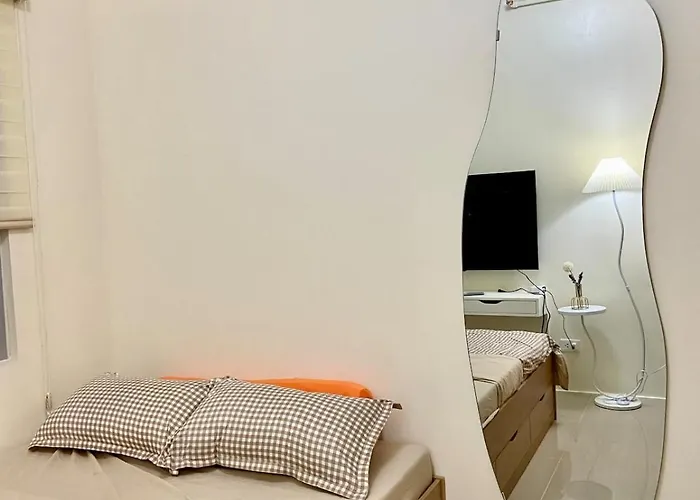 Walk To Araneta, Mrt And Malls, Cubao, Netflix Manila
