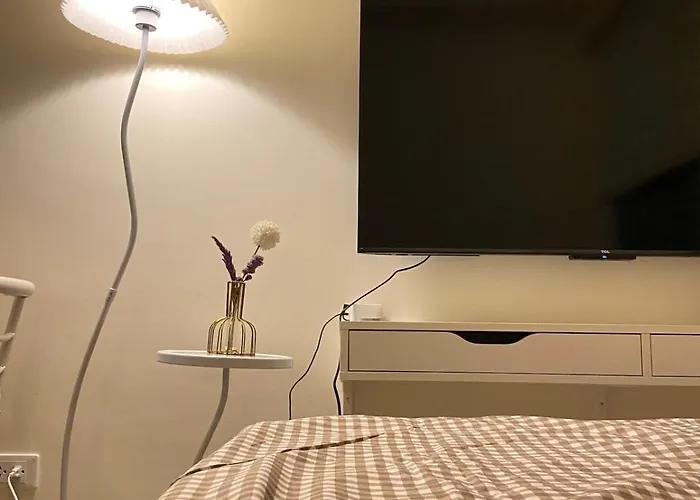 Walk To Araneta, Mrt And Malls, Cubao, Netflix *